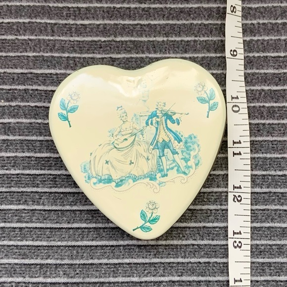 Vintage Heart Metal Tin made in England / Small Vintage Tin / Heart Keepsake Tin - Picture 5 of 16